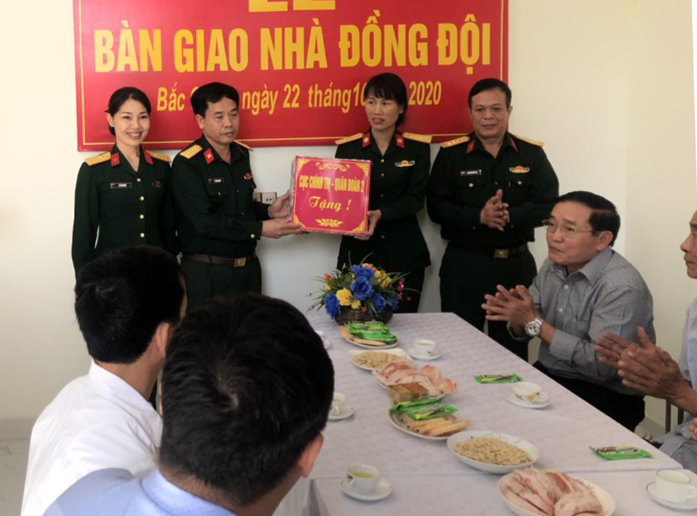 Cùng đồng đội vượt khó